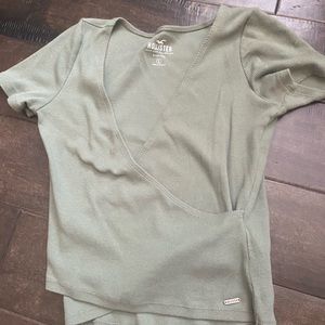 Hollister green cropped tee